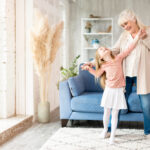 Oma met artrose danst met kleindochter in Roermond