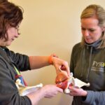 Petra komt bij Fysiotherapeut Rachel Offerman in haar FYSIO plus outfit voor advies over bekkenpijn
